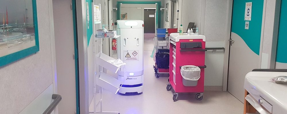 Transport de chimiothérapies, un robot assiste les soignants